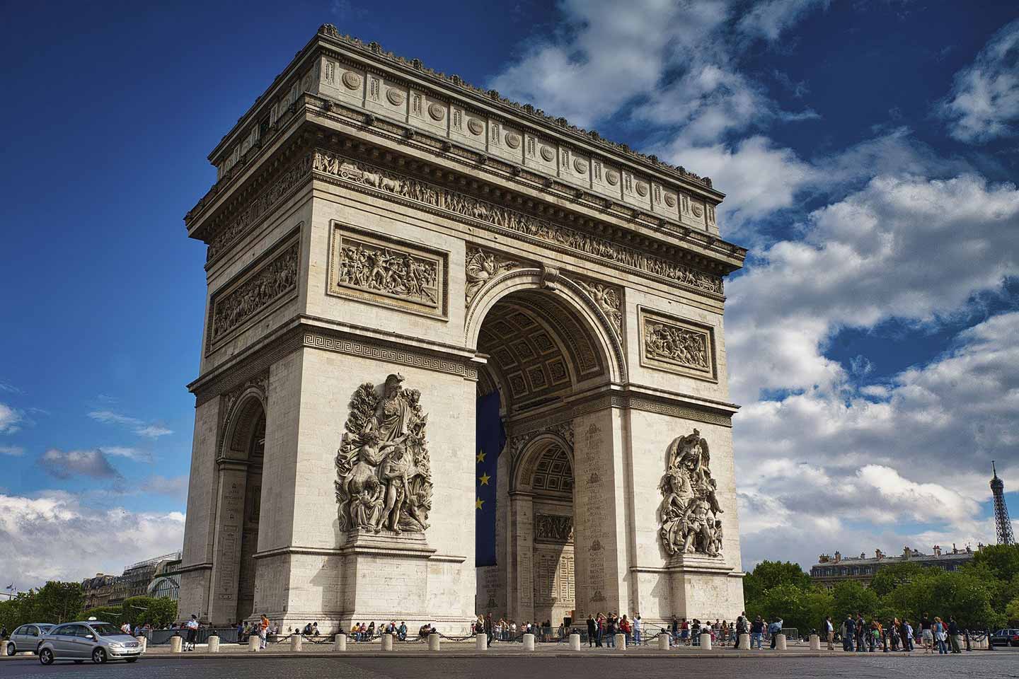 group of americans on tour at the arc de triomphe in paris