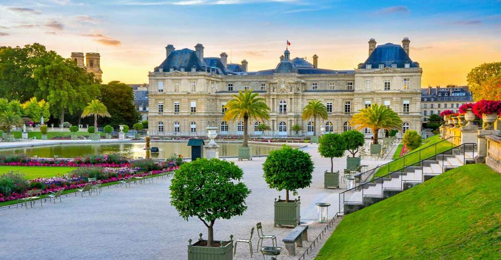 Palace of Verseilles tour guide and guests